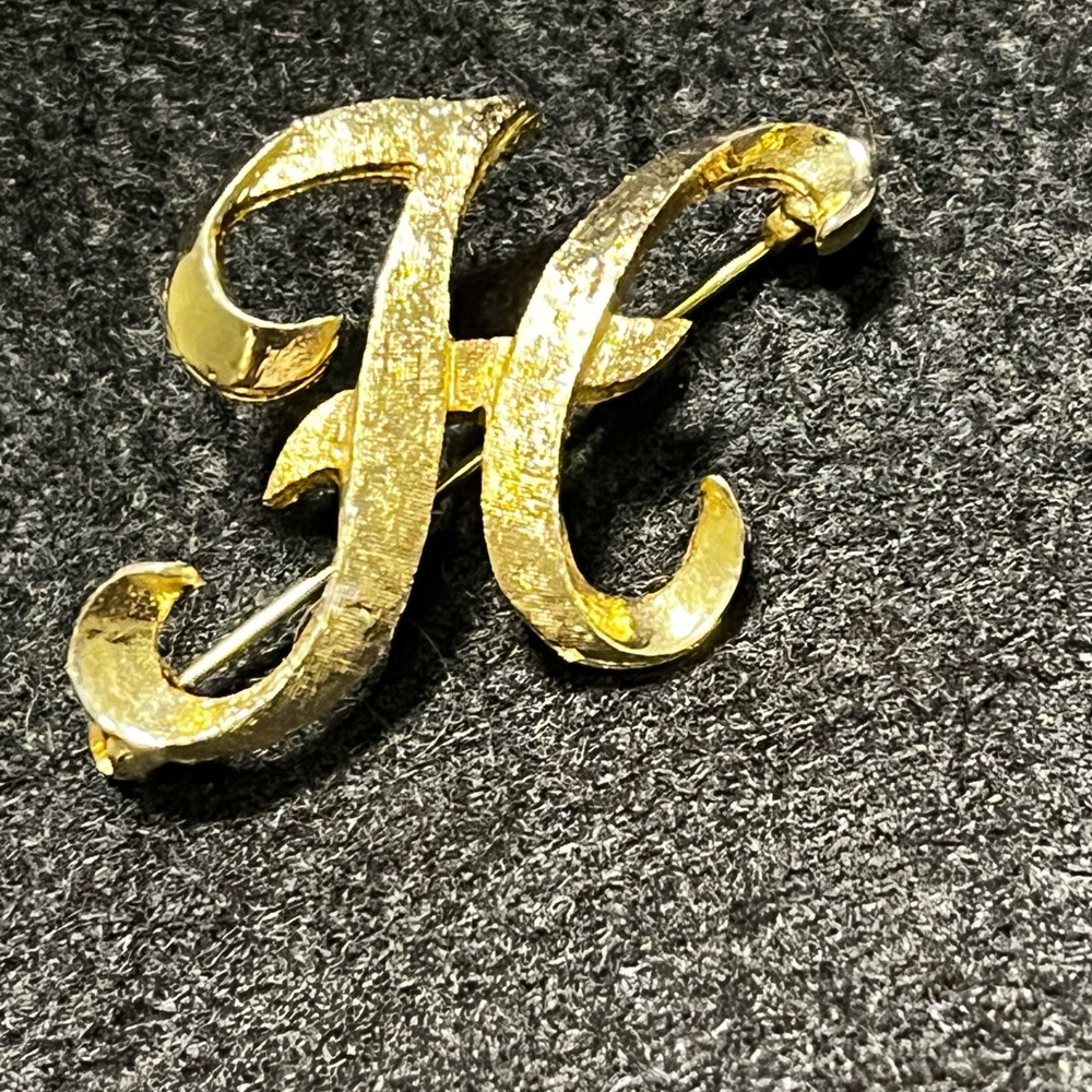 Elegant Vintage Gold Plated Cursive Letter “H” Brooch